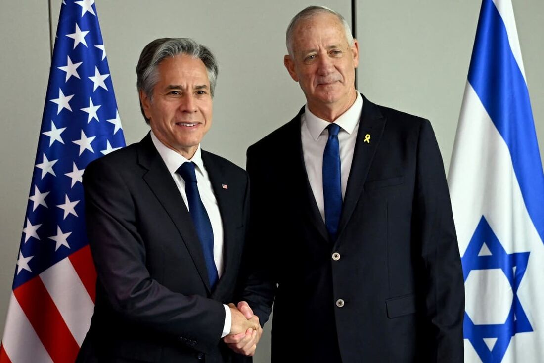 Secretário de Estado dos EUA, Antony Blinken (esq), posando para uma foto com o presidente do Partido da Unidade Nacional de Israel, Benny Gantz.