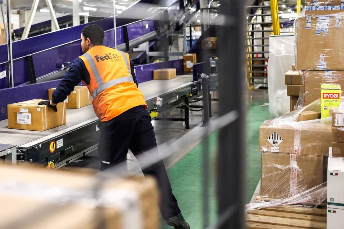 A FedEx eliminará até 2.000 empregos na Europa como parte de uma campanha de redução de custos em resposta à demanda fraca