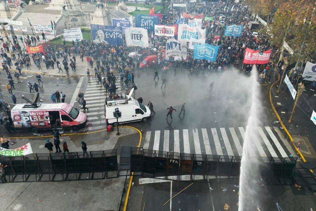 Manifestantes são pulverizados com canhões de água pela tropa de choque em frente ao Congresso Nacional, em Buenos Aires