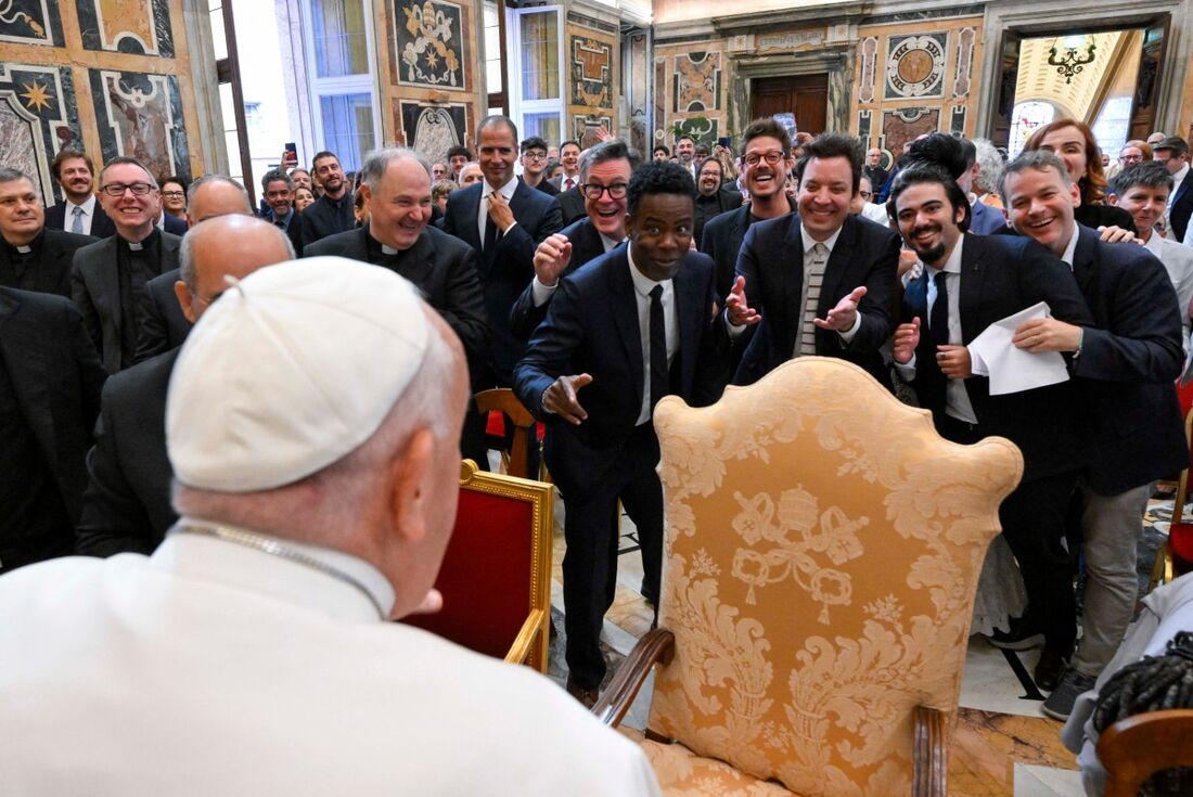 Papa Francisco durante uma audiência com comediantes no Vaticano