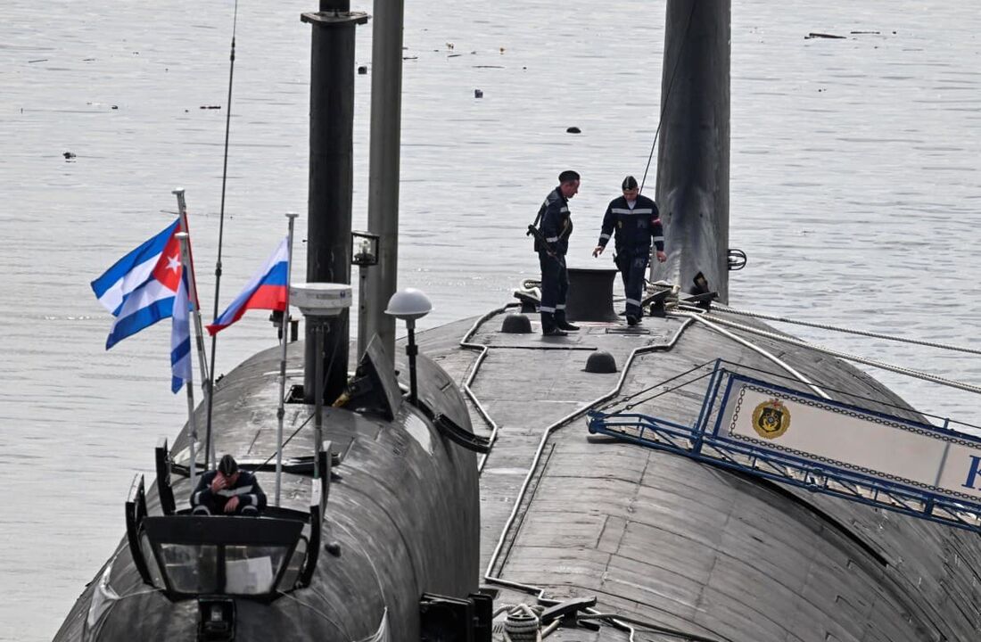 Fuzileiros navais russos caminham em cima do submarino nuclear russo Kazan, parte do destacamento naval russo que visita Cuba.