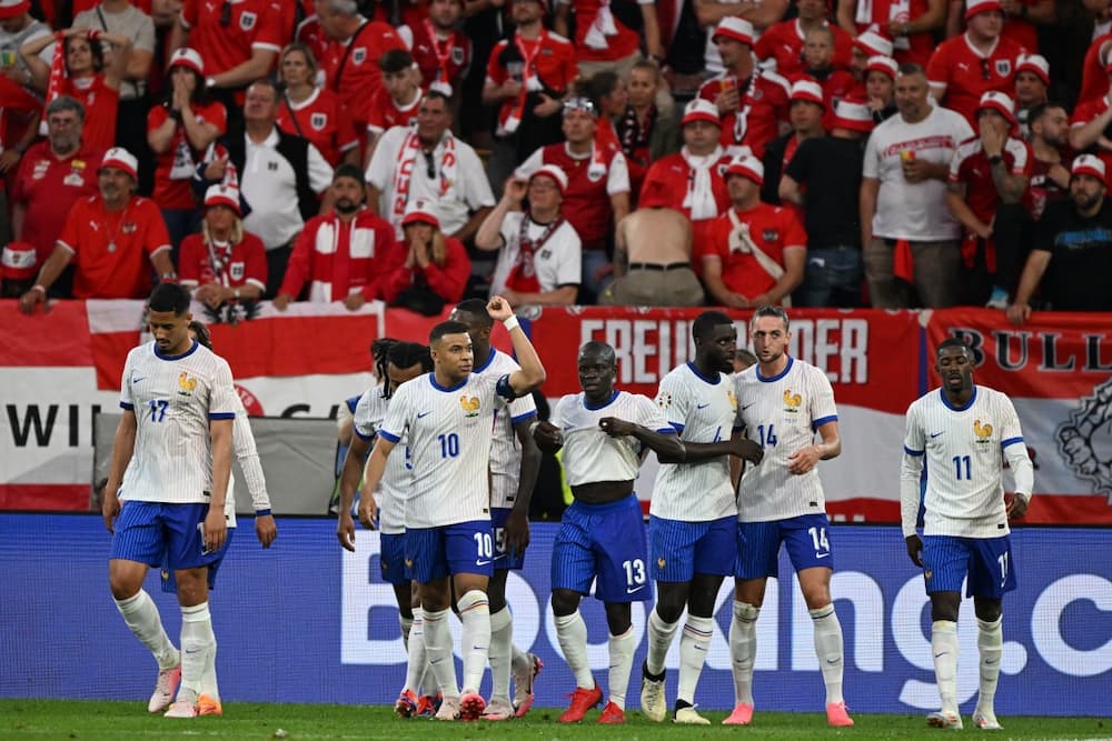 Jogadores da França celebram gol marcado contra a Áustria