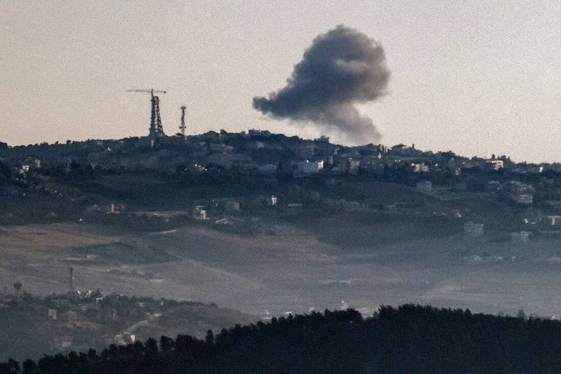 Uma nuvem de fumaça sobe durante o bombardeio israelense através da fronteira no sul do Líbano