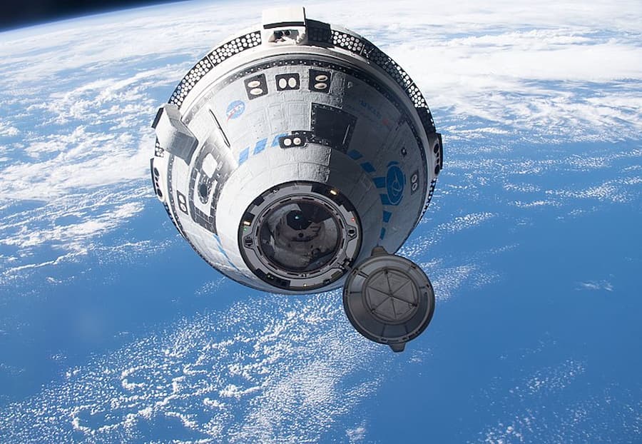 Starliner 2 se aproximando da Estação Espacial Internacional em maio de 2022