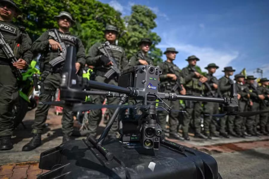 Forças de segurança na província de Cauca, ao lado de drone adquirido para aumentar a capacidade de defesa.