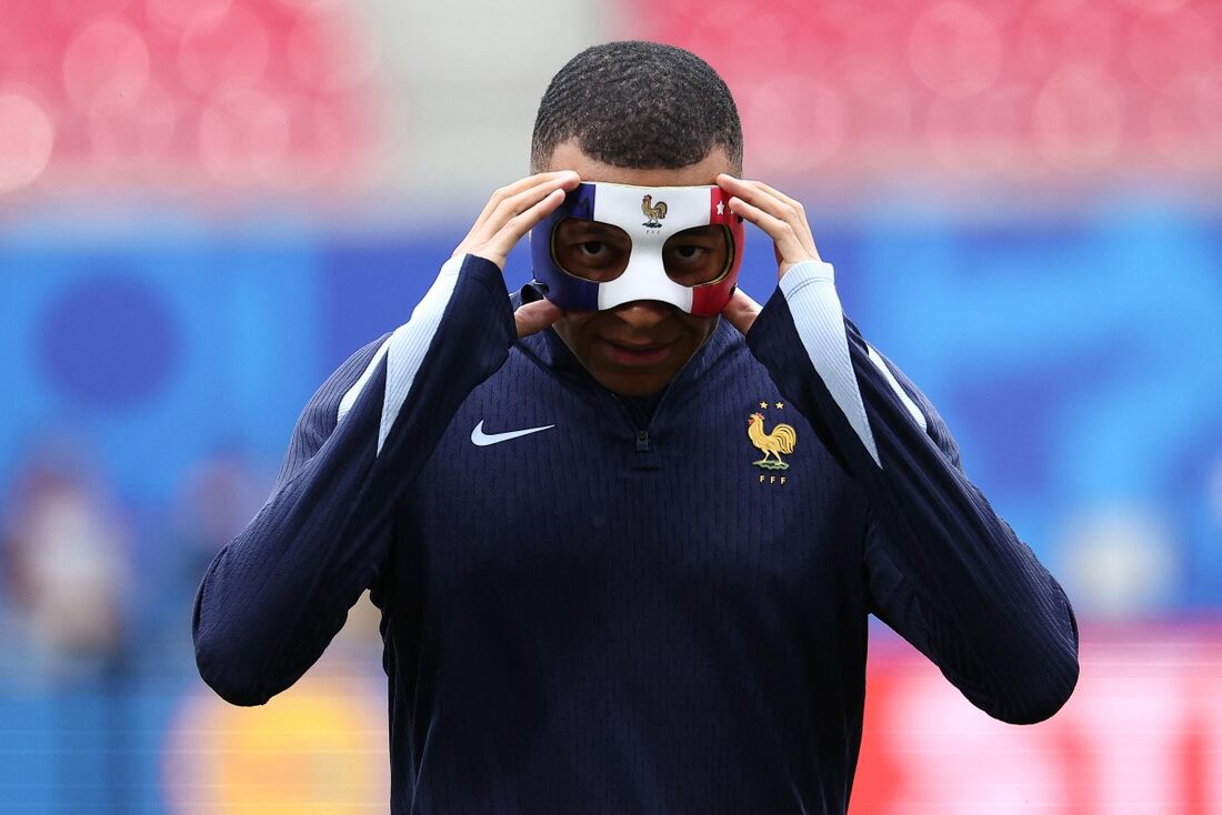 Mbappé treina de máscara após fratura