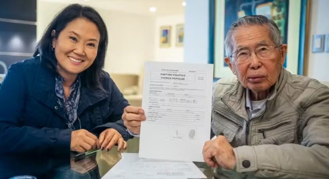 Alberto Fujimori com ficha de filiação do partido Força Popular, ao lado da filha Keiko Fujimori