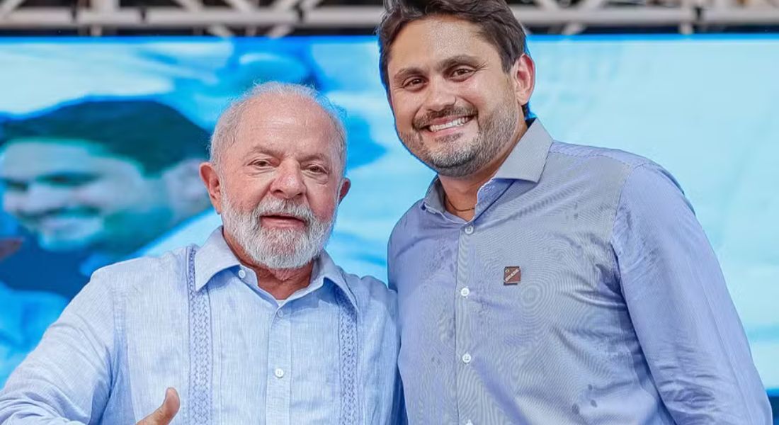 O presidente Luiz Inácio Lula da Silva e o ministro das Comunicações, Juscelino Filho, durante cerimônia em Santarém (PA) em 2023