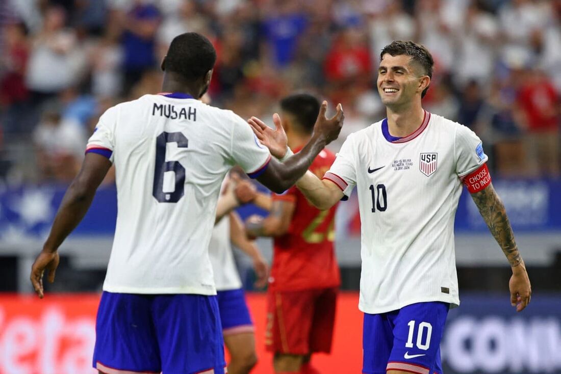 Jogadores dos Estados Unidos celebram gol contra a Bolívia