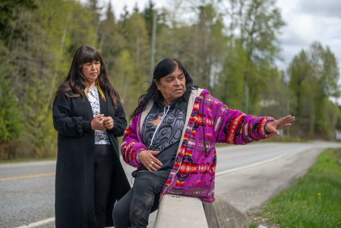 Gladys Radek (R), defensora das Mulheres Indígenas Desaparecidas e Assassinadas no Canadá, e Lorna Brown visitam o local onde os restos mortais de Mary Jane Hill foram encontrados em 1978, na Rodovia 16