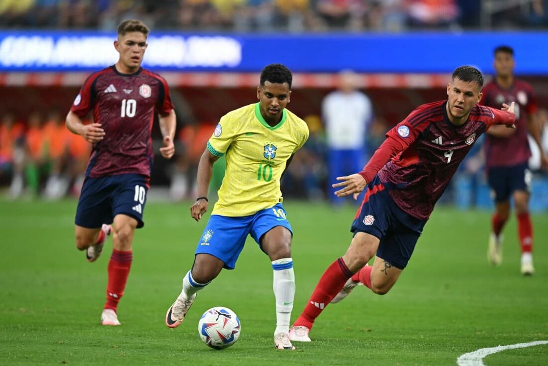 Rodrygo tenta jogada contra a Costa Rica