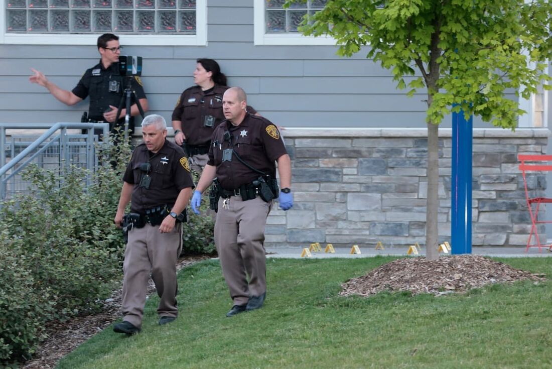 Técnicos de evidências do xerife do condado de Oakland documentam a cena em que ocorreu um tiroteio no Brooklands Plaza Splash Pad em Rochester Hills, Michigan.