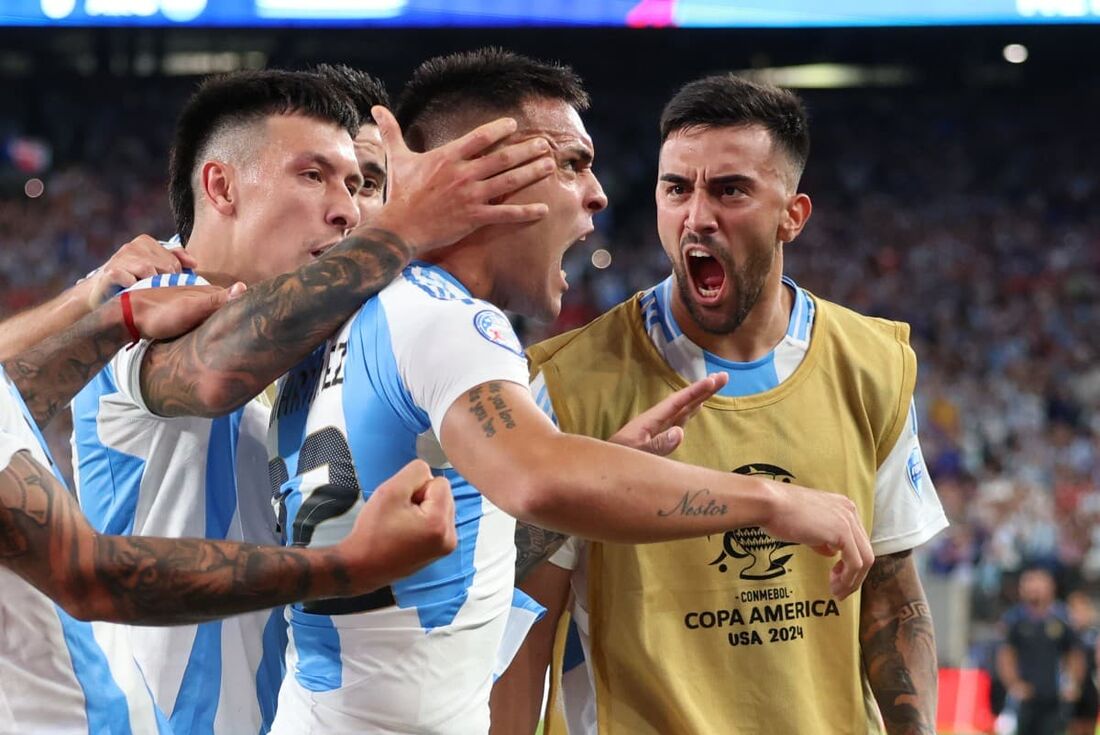 Lautaro Martínez celebra gol que deu vitória à Argentina sobre o Chile