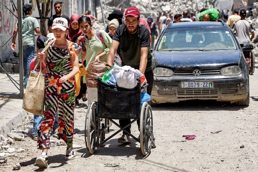 Evacuação de pessoas do bairro de Tuffah, no leste da Cidade de Gaza