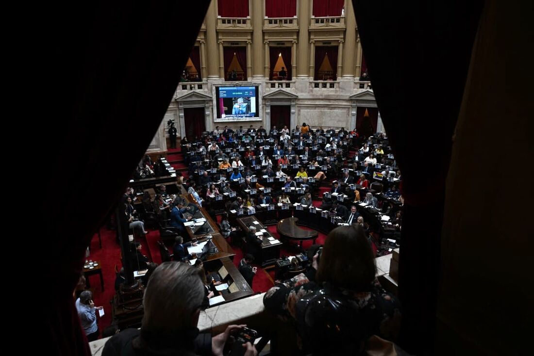 Os deputados examinam e votam as mudanças do Senado no pacote de reformas econômicas do presidente Javier Milei.