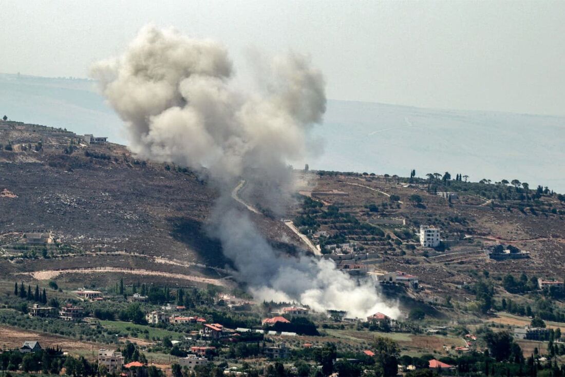 Uma nuvem de fumaça sobe durante o bombardeio israelense na vila de Khiam, no sul do Líbano