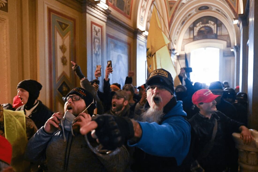 Apoiadores do presidente dos EUA, Donald Trump, protestam dentro do Capitólio dos EUA