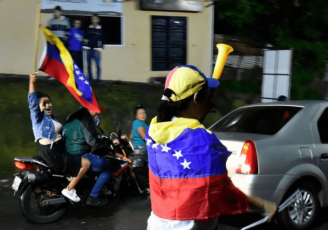 Apoiadores da líder da oposição venezuelana Maria Corina Machado participam de um comício de campanha em San Juan de Colon