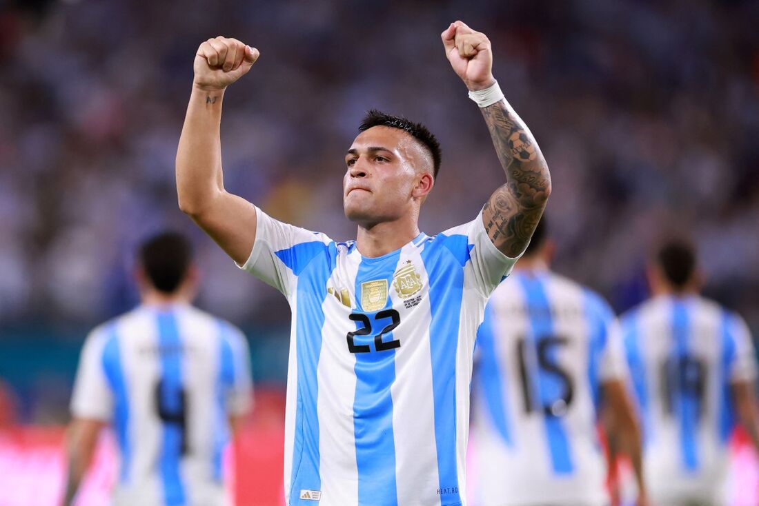 Lautaro Martínez comemora gol marcado pela Argentina