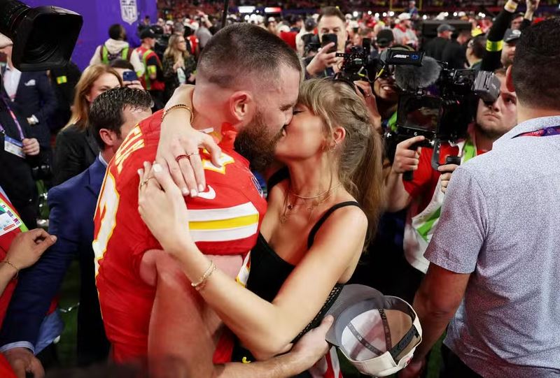 Taylor e Kelce se beijam no Super Bowl 