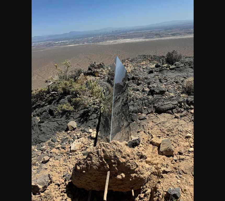 Esta foto fornecida pelo Departamento de Polícia Metropolitana de Las Vegas mostra o misterioso monólito sendo removido na quinta-feira, 20 de junho de 2024, em Gass Peak, parte do vasto Refúgio Nacional de Vida Selvagem do Deserto em Nevada  