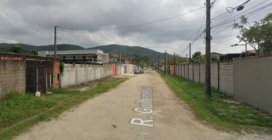 Rua Guilherme Selera, no Guarujá, onde ocorreu tentativa de assalto 