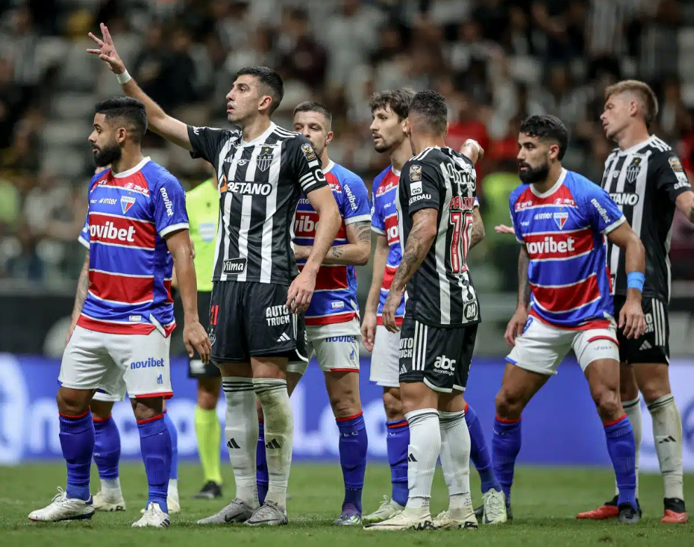 Battaglia (capitão) e Pedro Augusto (na frente do Paulinho) próximos em lance na área, já nos minutos finais do jogo 