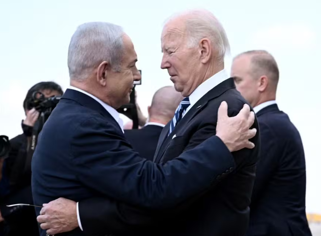 Benjamin Netanyahu (à esq.), cumprimenta Joe Biden em sua chegada ao aeroporto Ben Gurion, em Tel Aviv 