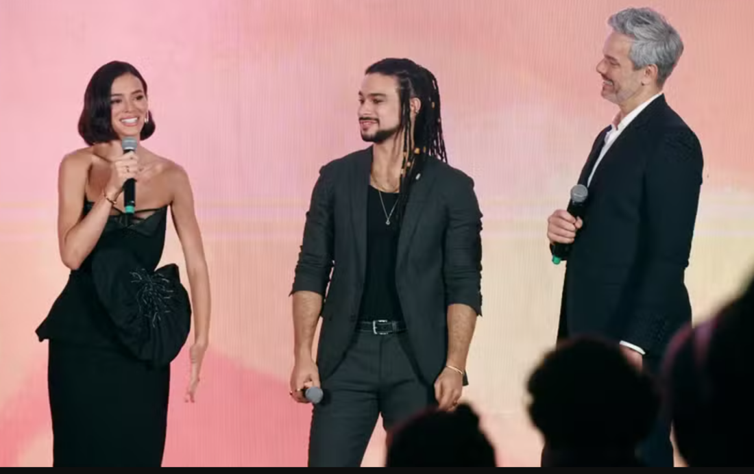 Bruna Marquezine e Sérgio Malheiros apresentam "Amor da minha vida" em evento do Disney+ apresentado por Otaviano Costa 