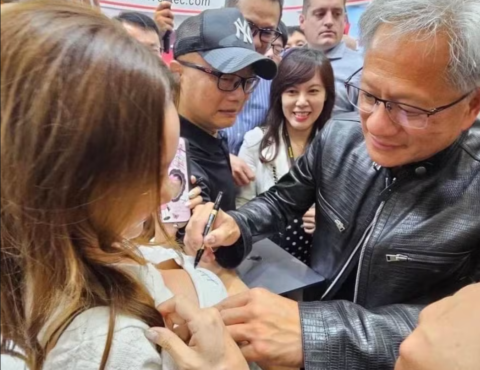 Huang, líder da Nvidia, atende pedido de fã para autografar seu peito