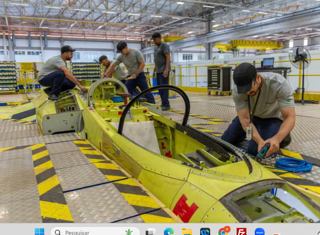 Linha de montagem do caça Gripen no Brasil na fábrica da Embraer em Gavião Peixoto, interior de São Paulo 