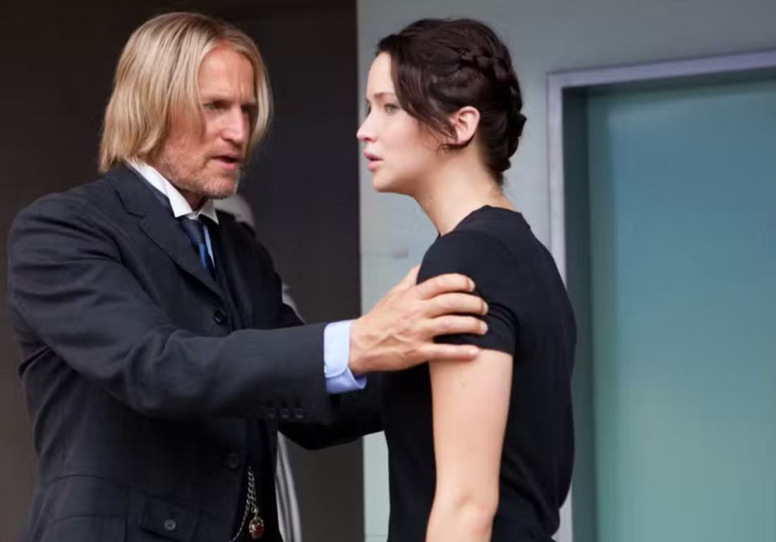 Woody Harrelson e Jennifer Lawrence em Jogos vorazes (2012) 