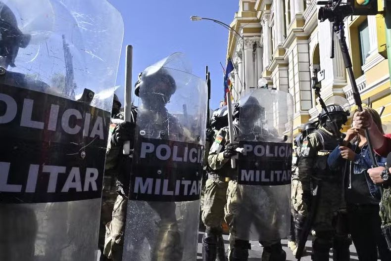 Militares tomam praça em frente à sede da Presidência em La Paz, Bolívia 