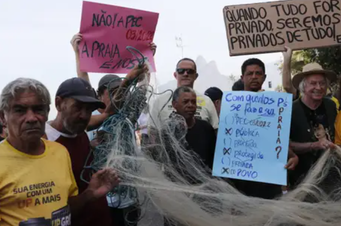 Manifestação isola trecho na areia de Ipanema contra a tramitação da PEC das Praias 03/2022 no Senado Federal. 