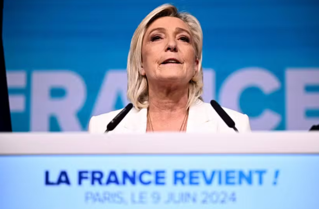 Líder do Reagrupamento Nacional, Marine Le Pen, discursa após vitória do partido na votação para o Parlamento Europeu 