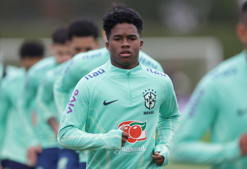 Endrick durante treino da Seleção Brasileira