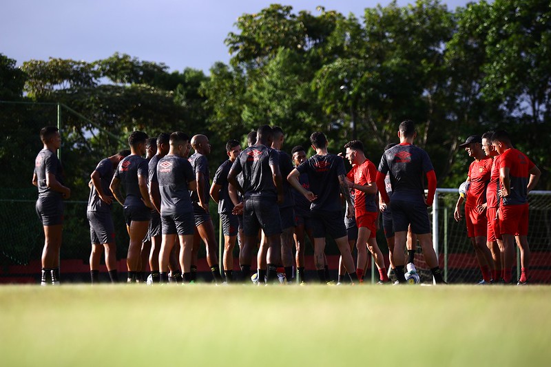 Mariano Soso conversa com elenco durante treino no CT do Sport