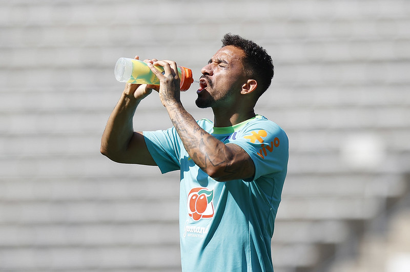 Danilo se hidrata durante treino da Seleção