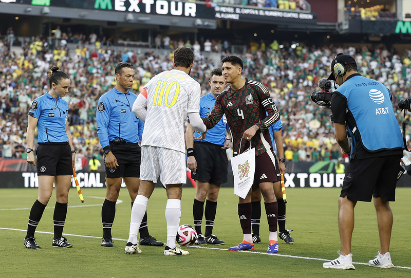 O goleiro usou uma camisa de número 110 no jogo contra o México em comemoração pelos 110 anos da CBF (Confederação Brasileira de Futebol)