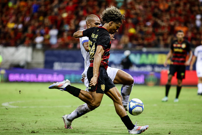 Pedro Lima em ação contra o Paysandu