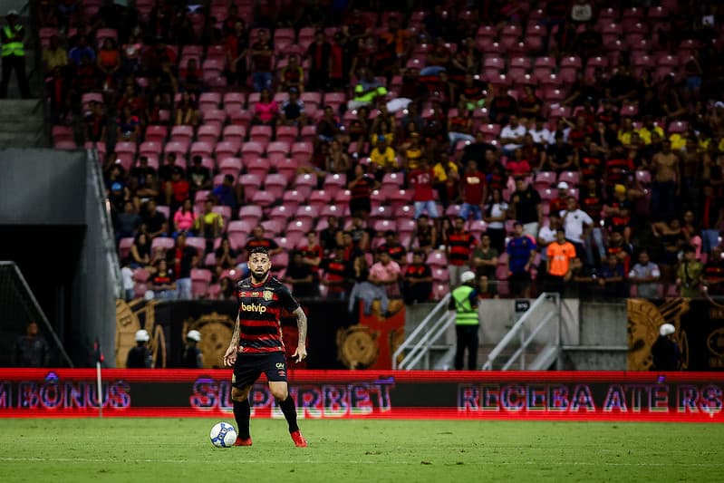 Felipe, volante do Sport, em ação contra o Paysandu