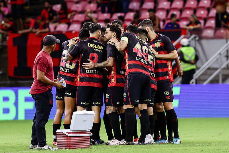 Jogadores do Sport reunidos antes do jogo com o Mirassol