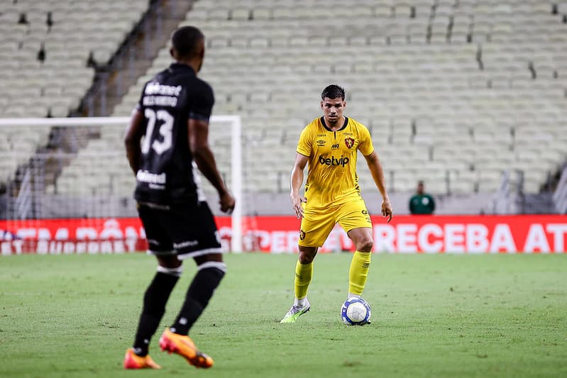 Chico, zagueiro do Sport, em ação contra o Ceará