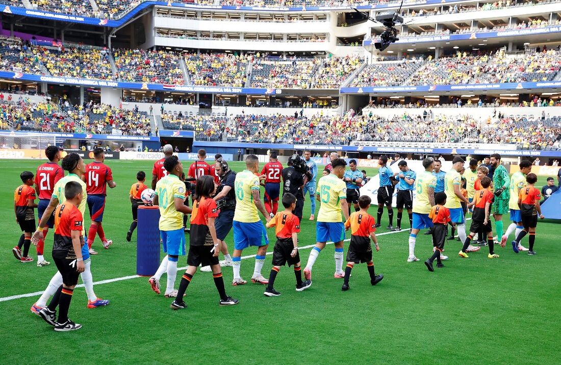 Seleção Brasileira, em jogo contra a Costa Rica