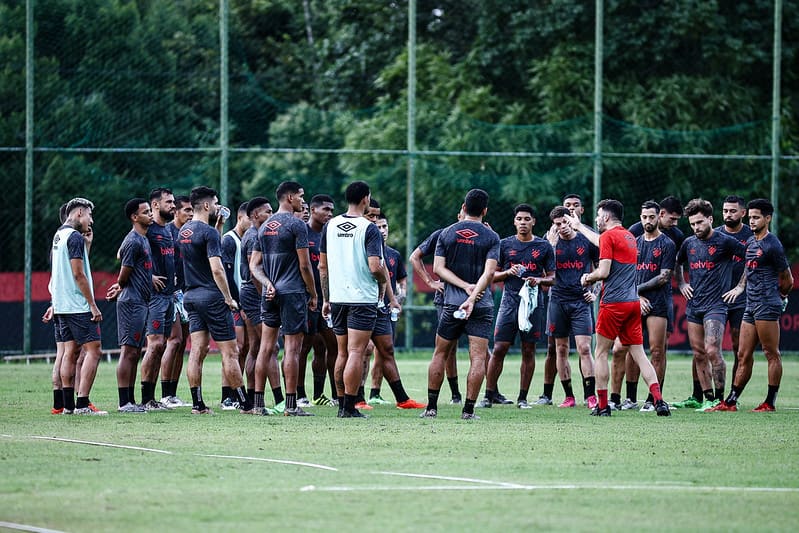 Mariano Soso conversa com elenco do Sport durante treino no CT