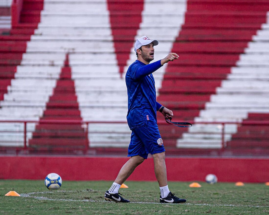 Bruno Pivetti, técnico do Náutico, busca sua primeira vitória na Série C 