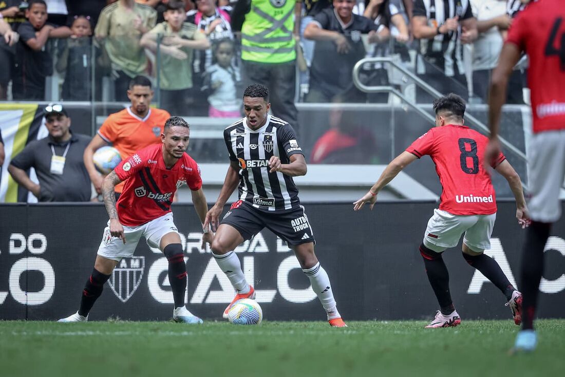 Empate no duelo entre os Atléticos pela 13ª rodada do Brasileirão