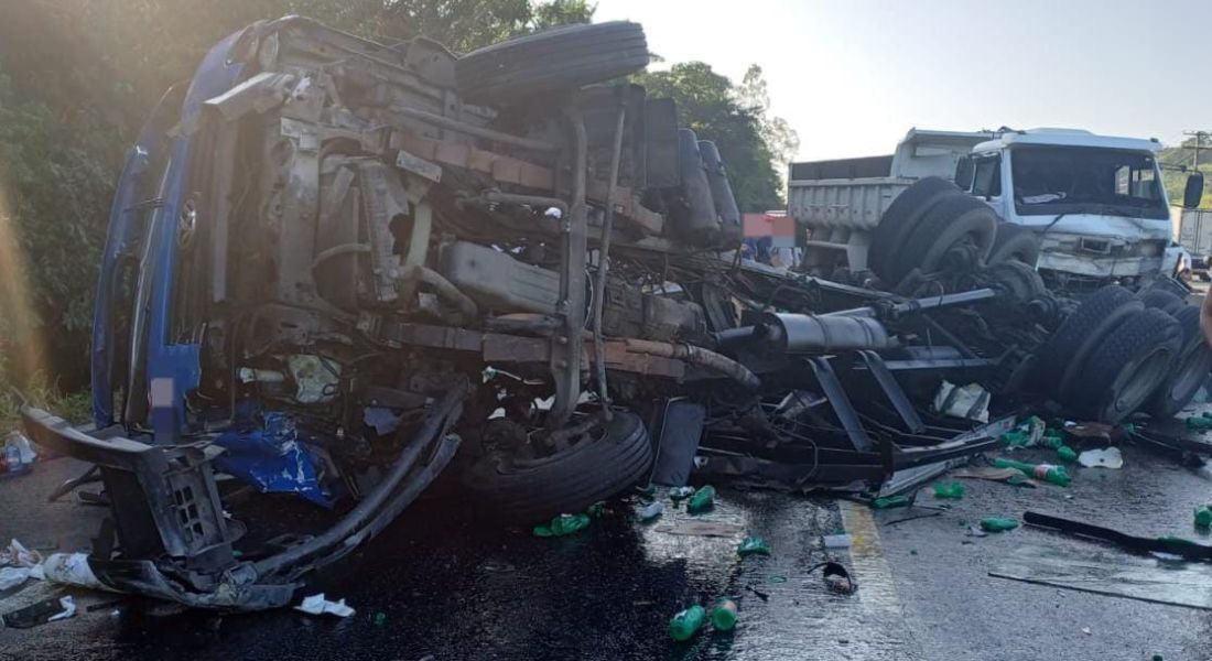 Acidente em Moreno bloqueia BR-232, no sentido Interior