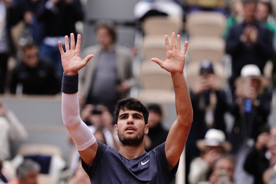 Carlos Alcaraz segue avançando em Roland Garros 