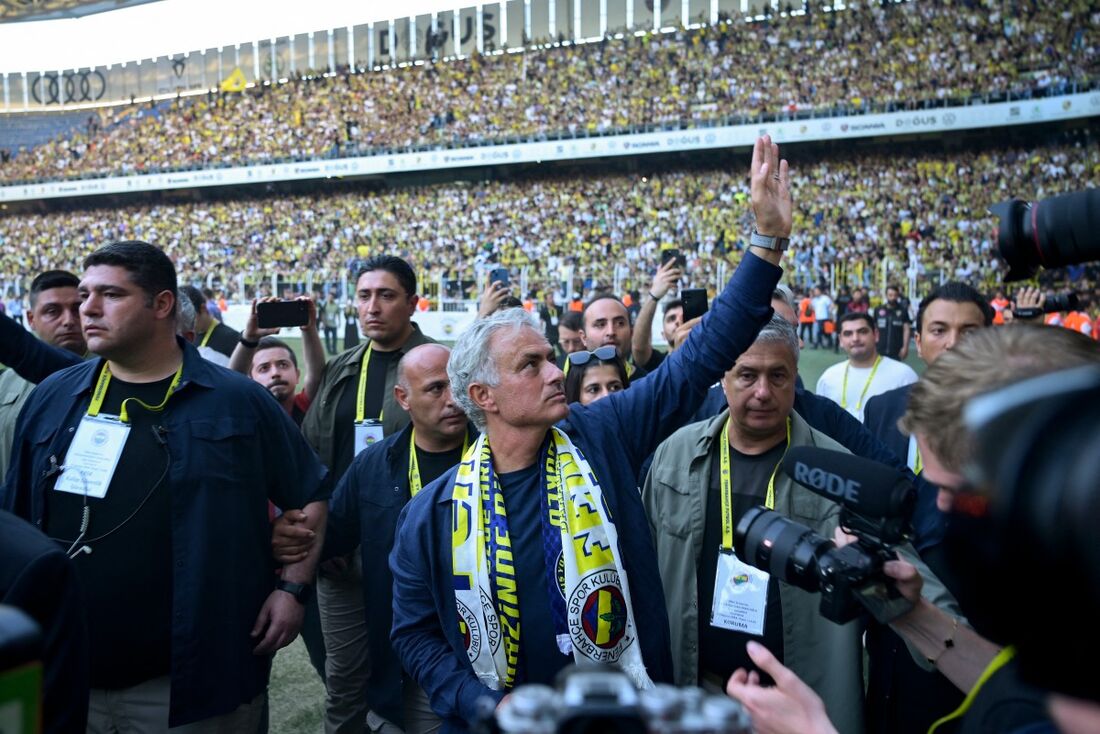 José Mourinho é o novo treinador do Fenerbahçe